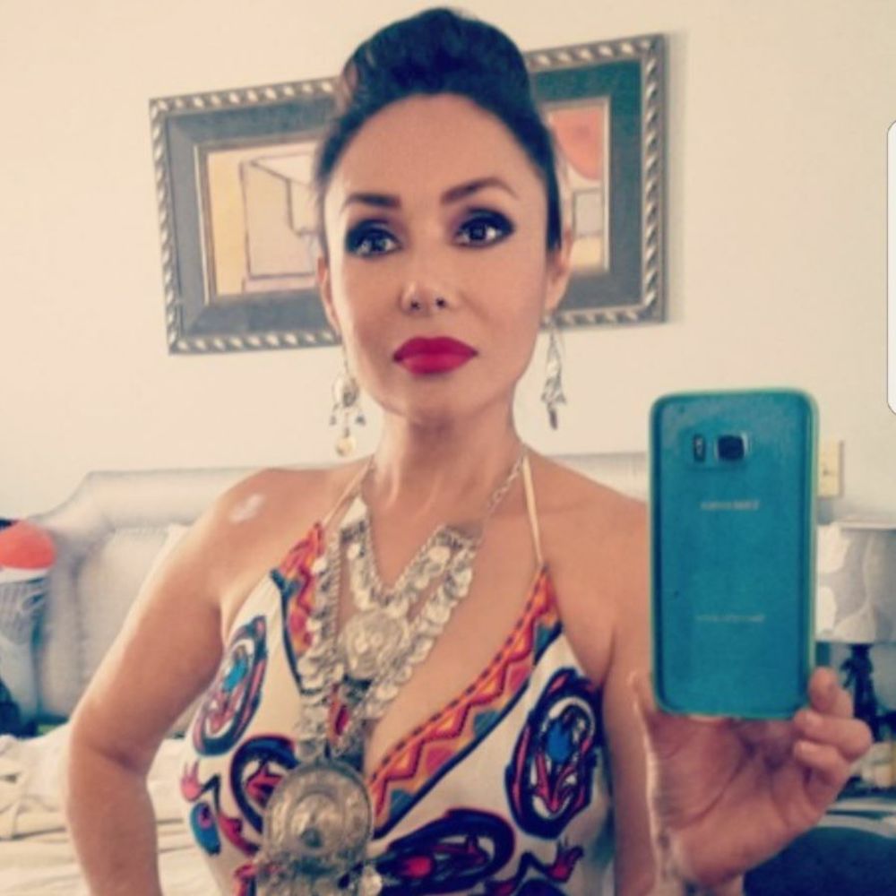 Meet your Posher, Yoli